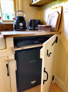 LlanhowellにあるTy Bach Glasのキッチン(食器洗い機付、カウンター付)