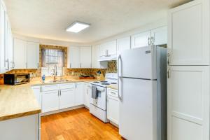 Una cocina o cocineta en Peaceful South Holston Lake Cabin with Dock and Deck!