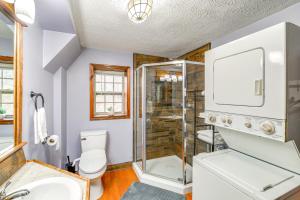 Un baño de Peaceful South Holston Lake Cabin with Dock and Deck! 22 fotos más