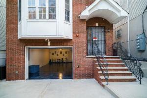 Framhlið eða inngangur Newark Gem Ruby 3BR, 3BA - Sleeps 12 - Walk to Prudential Center and Newark Penn Station, Near EWR and American Dream Mall, includes Parking - WiFi - Laundry - Backyard - Gym