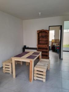 a room with a wooden table and benches at Casa acogedora en Puerta Paraiso in El Jobo