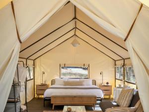Postel nebo postele na pokoji v ubytování AutoCamp Yosemite