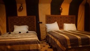 two beds in a hotel room at Sahara Camp Excursions in Merdani