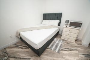 科罗萨尔Maximum Beach Hotel的一间卧室，配有一张床和一张带电脑的书桌