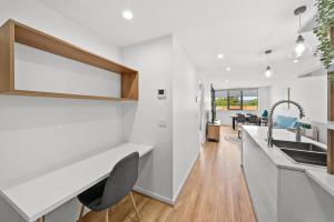 מטבח או מטבחון ב-Indoor Pool Gym: Modern Hideout 12-Min From CBD