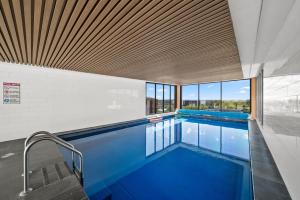 בריכת השחייה שנמצאת ב-Indoor Pool Gym: Modern Hideout 12-Min From CBD או באזור
