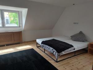 Un dormitorio con una cama con una manta negra. en BerlinDreams R144, en Berlín 9 fotos más