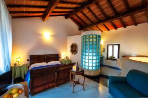 Hotel Ristorante Alla Vittoria في سولفرينو: غرفة نوم مع سرير وغرفة معيشة