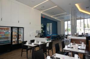 un restaurant avec des tables et des chaises et un bar dans l'établissement Beachwalk Resort Residence, à Hollywood