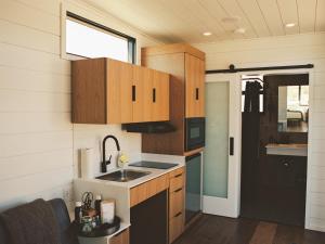 Dapur atau dapur kecil di AutoCamp Joshua Tree