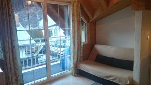 mały pokój z kanapą i dużym oknem w obiekcie ApartBabsi w mieście Kappl +11 zdjęć