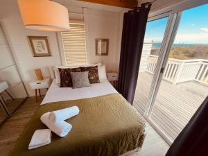 En eller flere senge i et værelse på Wren Cottage