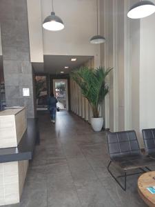 een persoon die door een gang loopt in een gebouw bij Acogedor home studio in Santiago