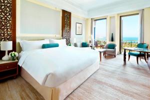 Voodi või voodid majutusasutuse Al Bustan Palace, a Ritz-Carlton Hotel toas