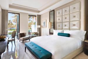 Voodi või voodid majutusasutuse Al Bustan Palace, a Ritz-Carlton Hotel toas