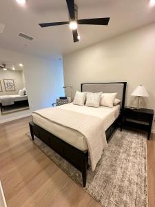Nimitz Crossing Luxury Residences客房内的一张或多张床位