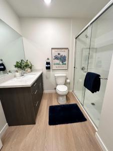 Nimitz Crossing Luxury Residences的一间浴室