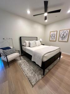 Nimitz Crossing Luxury Residences客房内的一张或多张床位