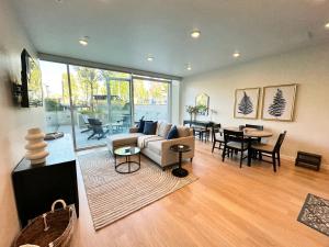 Nimitz Crossing Luxury Residences的休息区