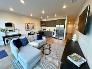 圣地亚哥Nimitz Crossing Luxury Residences的带沙发的客厅和厨房