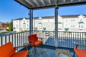 Μπαλκόνι ή βεράντα στο 2 Mi to Beach Townhome with Breezy Balcony!