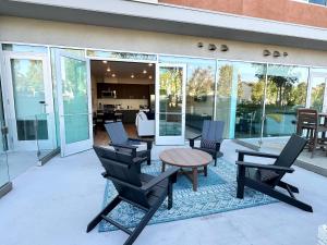 Nimitz Crossing Luxury Residences的休息区