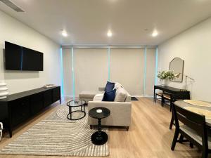 Nimitz Crossing Luxury Residences的电视和/或娱乐中心
