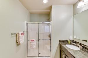 Η κουζίνα ή μικρή κουζίνα στο 2 Mi to Beach Townhome with Breezy Balcony! +19 φωτογραφίες