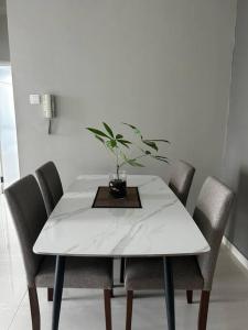 ジョホールバルにあるSKS Pavilion Residence by Micasa Homestayの白いテーブル