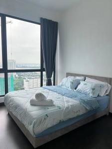 ジョホールバルにあるSKS Pavilion Residence by Micasa Homestayの大きな窓付きのベッドルームのベッド1台