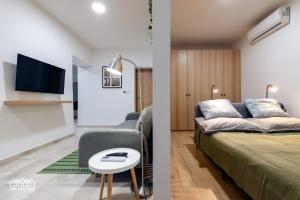 A bed or beds in a room at BORG Apartmanok