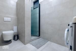 A bathroom at BORG Apartmanok