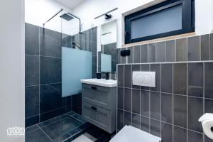 A bathroom at BORG Apartmanok