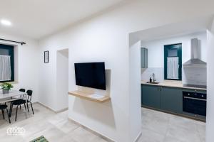 A kitchen or kitchenette at BORG Apartmanok