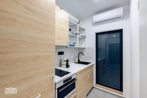 A kitchen or kitchenette at BORG Apartmanok