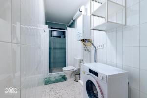 A bathroom at BORG Apartmanok