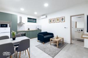 A kitchen or kitchenette at BORG Apartmanok