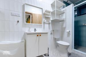 A bathroom at BORG Apartmanok