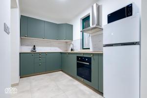A kitchen or kitchenette at BORG Apartmanok