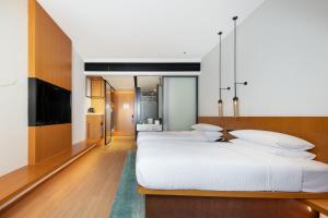Postel nebo postele na pokoji v ubytování Fairfield by Marriott Zhuhai Xiangzhou