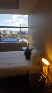 Voodi või voodid majutusasutuse Melbourne CBD Central Apartment Hotel Official toas