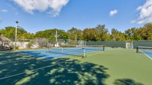 Tennis und/oder Squash in der Unterkunft Modern and Coastal Ocean Pointe 2307 oder in der Nähe