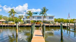ein Haus am Wasser mit einem Steg in der Unterkunft Modern and Coastal Ocean Pointe 2307 in Key Largo