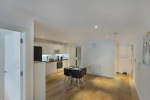 Una cocina con una mesa y sillas en una habitación. en 2-Bed Apartment Sleeps 4 Free Parking, en Croydon