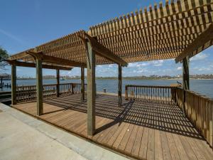 un paseo marítimo de madera con un pabellón junto al agua en Canal Views & Pool Minutes to Beach Fishing Pier, en Padre Island 32 fotos más