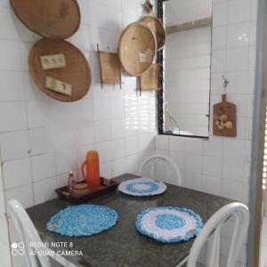 una cucina con un tavolo con due piatti sopra di Apartamento na Graça a Salvador Altre 21 foto