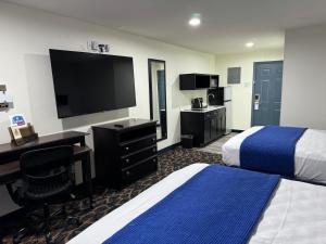 TV a/nebo společenská místnost v ubytování Lakeside Inn and Suites