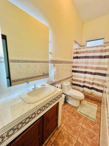 Et badeværelse på Ocean-View Villa in Cerromar Private Pool 5 min to El Tunco Surf City