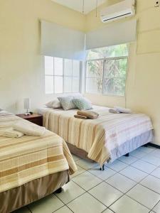 En eller flere senge i et værelse på Ocean-View Villa in Cerromar Private Pool 5 min to El Tunco Surf City