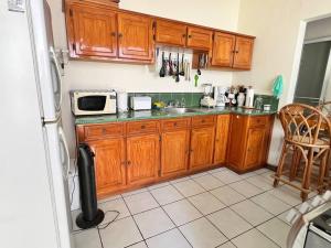 Køkken eller tekøkken på Ocean-View Villa in Cerromar Private Pool 5 min to El Tunco Surf City